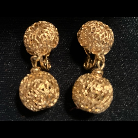 Jewelry - Gorgeous vintage detailed gold earrings